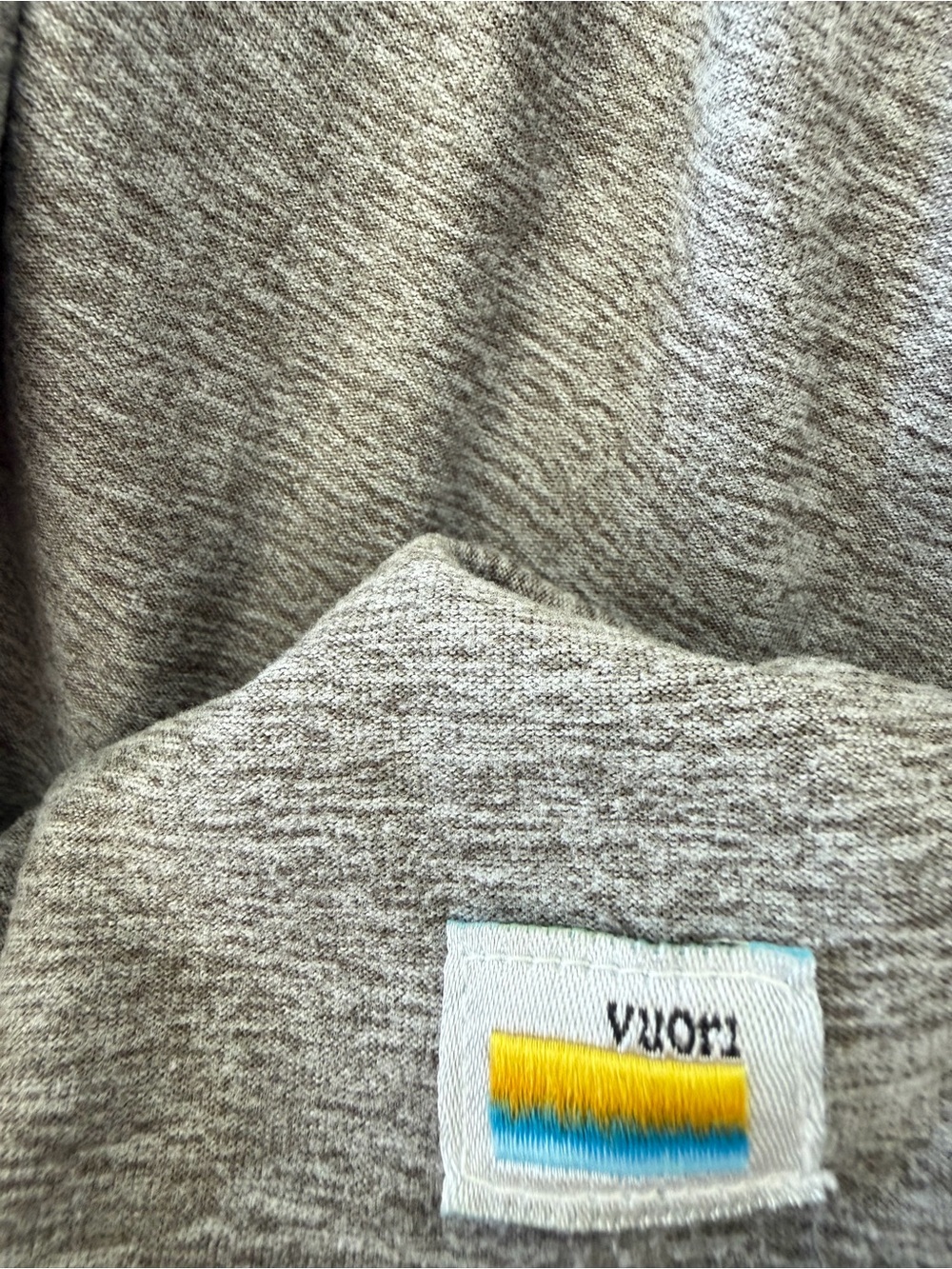 Vuori Men’s Medium Gray Heather Short Sleeve Crew Neck Athletic T-Shirt - Picture 4 of 4